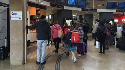 À la gare de Dijon , nombreuses sont les familles à partir en vacances. (Radio France - Marion Bargiacchi)