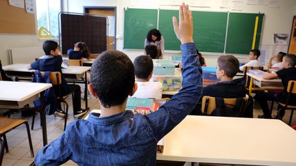 Des élèves de CP en classe dédoublée à Uckange en Moselle, le 3 septembre 2018 (illustration). (JULIO PELAEZ / MAXPPP)