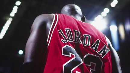 Michael Jordan lors du match entre ses Chicago Bulls et le Utah Jazz, le 14 juin 1998, &agrave; Chicago (Etats-Unis).&nbsp; (JOHN W. MCDONOUGH / SPORTS ILLUSTRATED / GETTY)