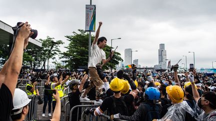 Le politicien prodémocratie Roy Kwong crie des slogans devant le&nbsp;Conseil législatif de Hong Kong, dont il est membre. (PHILIP FONG / AFP)