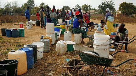 Des habitants attendent leur tour pour prendre de l'eau à un forage à&nbsp;Mabvuku, banlieue densément peuplée de Harare, le 3 septembre 2019. (REUTERS - PHILIMON BULAWAYO / X02381)