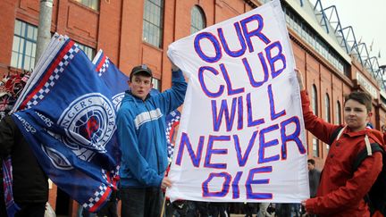 Les supporters des Glasgow Rangers lors d'une manifestation devant le si&egrave;ge du club, le 18 f&eacute;vrier 2002, &agrave; Glasgow (Ecosse). (IAN MACNICOL / AFP)