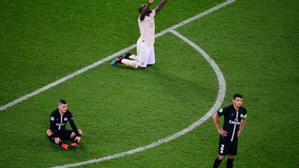 Marco Verratti et Thiago Silva après la défaite du PSG face à Manchester United, à Paris, le 6 mars 2019. (MARTIN BUREAU / AFP)