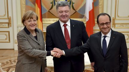 &nbsp; (La chancelière Angela Merkel, le président ukrainien Petro Porochenko et François Hollande © REUTERS/Ukrainian Presidential Press Service/Mikhail Palinchak)