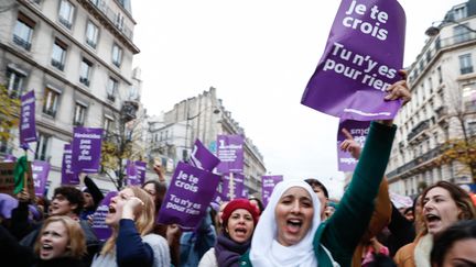 Des manifestantes lors de la marche contre les violences sexistes et sexuelles à Paris, le 23 novembre 2019. (LAURE BOYER / HANS LUCAS)