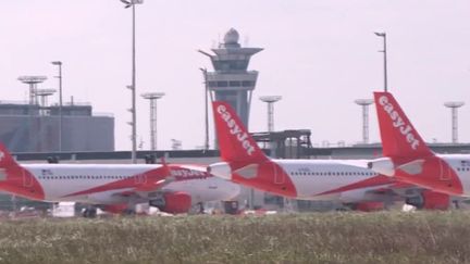 En raison d’une grève des aiguilleurs du ciel, 70% des vols au départ de l’aéroport d’Orly ont été annulés, le week-end des 25 et 26 mai. Un casse-tête pour les voyageurs.