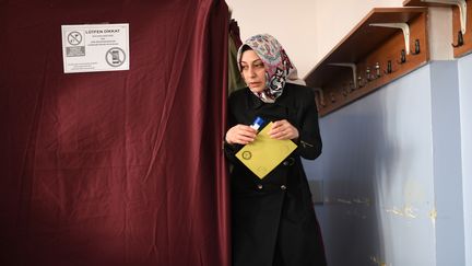 Une femme sortant de l'isoloire, le 16 avril 2017. (BULENT KILIC / AFP)