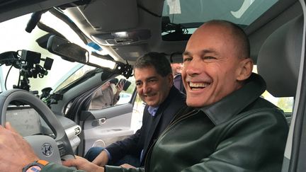 Bertrabd PIccard (au premier plan)à Sarreguemines, le 25 novembre 2019, lors de sa tentative de record du monde d'autonomie d'un véhicule à hydrogène (700 km).&nbsp; (MAXPPP)