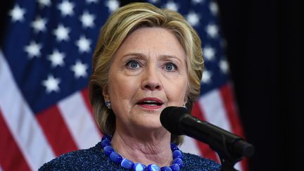 Hillary Clinton, lors d'une conférence de presse sur la réouverture de l'affaire des mails par le FBI, le 28 octobre 2016. (JEWEL SAMAD / AFP)