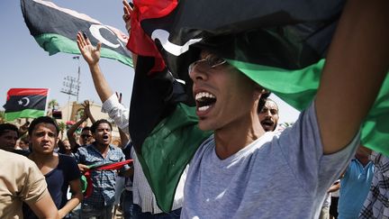 Des Libyens laissent &eacute;clater leur joie apr&egrave;s avoir vot&eacute; pour les premi&egrave;res &eacute;lections l&eacute;gislatives libres, le 7 juillet 2012 &agrave; Tripoli. (GIANLUIGI GUERCIA / AFP)