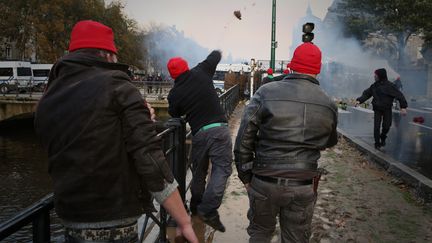 Des opposants &agrave; l'&eacute;cotaxe, les "Bonnets rouges", affrontent les forces de l'ordre, le 2 novembre 2013 lors d'une manifestation &agrave; Quimper (Finist&egrave;re). (MAXPPP)