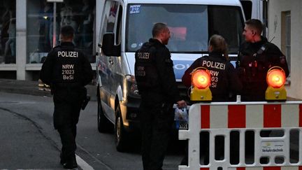 Des policiers se tiennent devant un cordon de sécurité au lendemain d'une attaque au couteau intervenue à Solingen, en Allemagne, le 24 août 2024. (FEDERICO GAMBARINI / DPA / AFP)