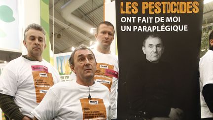 Denis, 48 ans, membre de l'association Phyto-Victimes, au Salon de l'agriculture, lundi 27 f&eacute;vrier. (JACKY NAEGELEN / REUTERS)