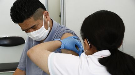 Un homme reçoit une dose de vaccin contre le Covid-19 à Tokyo (Japon), le 25 juin 2021. (RODRIGO REYES MARIN/ ZUMA WIRE/P / ANADOLU AGENCY / AFP)