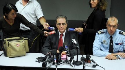 Le procureur de la République de Nîmes, Robert Gelli, répond aux journalistes, mardi 8 novembre. (PASCAL GUYOT / AFP)