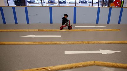 celui de la santé mentale des enfants. Ils risquent de pâtir des conséquences de ce climat anxiogène et de cet enfermement. L’université de Tôhoku a remarqué qu’un quart des trois à cinq ans ayant vécu le tsunami souffrent de troubles comportementaux. Un chiffre trois fois supérieur à la moyenne.
 (REUTERS/Toru Hanai)