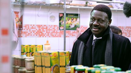 L'ancien pr&eacute;sident de l'OM Pape Diouf, en&nbsp;campagne pour les &eacute;lections municipales &agrave; Marseille (Bouches-du-Rh&ocirc;ne), discute avec un boucher, le 7 f&eacute;vrier 2014. (ANNE-CHRISTINE POUJOULAT / AFP)