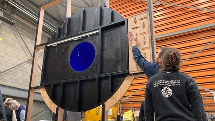 La châsse reliquaire de la cathédrale Notre-Dame de Paris en cours d'assemblage dans la métallerie des Ateliers Saint-Jacques, à Saint-Rémy-lès-Chevreuse, le 6 novembre 2024. (VALERIE GAGET / FRANCEINFO CULTURE)