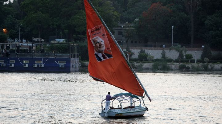 Un partisan de l'islamiste Abdel Moneim Aboul Fotouh brandit les couleurs de son candidat jusque sur la voile de son embarcation, au Caire, le 20 mai 2012. (MAHMUD HAMS / AFP)