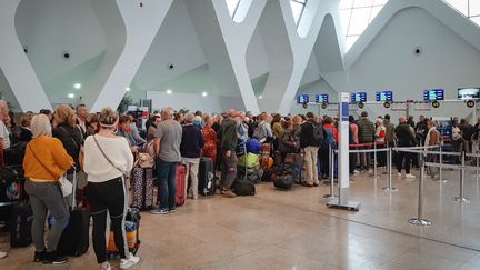 Des passagers attendent leurs vols à l’aéroport de Marrakech, le 15 mars 2020. (- / AFP)