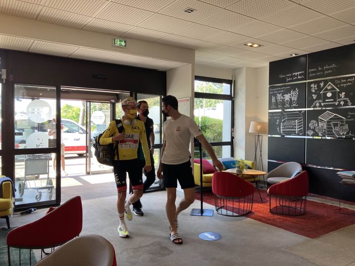 L'arrivée de Tadej Pogacar à son hôtel de Mérignac. (Adrien Hémard / franceinfo:sport)