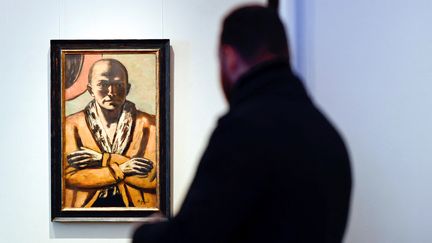 Un autoportrait de Max Beckmann, l'une des grandes figures de l'expressionnisme allemand, a été adjugé à un prix record pour des enchères en Allemagne en novembre 2022 (TOBIAS SCHWARZ / AFP)