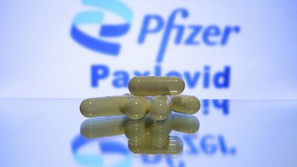 Pfizer a déjà vendu 72 millions de dollars (63 milliards d'euros) en 2021 de pilules anti-Covid, un traitement commercialisé sous le nom de Paxlovid. (FRANK HOERMANN / SVEN SIMON / AFP)