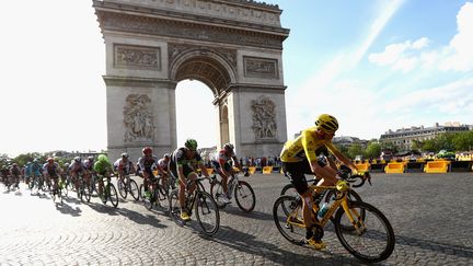 Le peloton du Tour 2016 mené par le Britannique Chris Froome sur les Champs-Elysées, le 24 juillet 2016. (MICHAEL STEELE / GETTY IMAGES EUROPE)