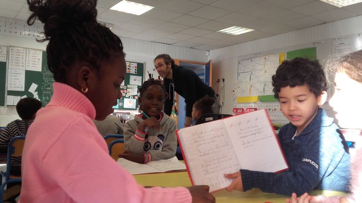 Des élèves de CP, en classe dédoublée à l'école Jean-Jacques Rousseau de Mantes-la-Jolie. (SOLENNE LE HEN / RADIO FRANCE)