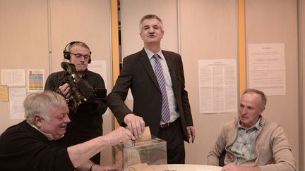 Jean Lassalle a voté dans son village de Lourdios-Ichère (Pyrénées-Atlantiques), pour le premier tour de l'élection présidentielle, le 23 avril 2017. (IROZ GAIZKA / AFP)