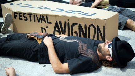 Un manifestant oppos&eacute; &agrave; la nouvelle convention ch&ocirc;mage qui durcit l'indemnisation des intermittents du spectacle, le 18 juin 2014 &agrave; Marseille (Bouches-du-Rh&ocirc;ne). (BERTRAND LANGLOIS / AFP)