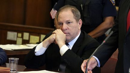 Harvey Weinstein est assis dans une salle d'audience du tribunal de Manhattan (New York), le 9 juillet 2018. (JEFFERSON SIEGEL / AFP)