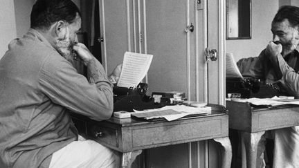 Ernest Hemingway au travail 
 (Hulton-Deutsch Collection/CORBIS/Corbis via Getty Images)