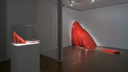 Exposition "Martin Margiela" à&nbsp;l'espace Lafayette Anticipations à Paris.&nbsp;Red nails, 2019&nbsp;: laque sur fibre de verre.&nbsp;Courtesy de l’artiste et Zeno X Gallery, Anvers.&nbsp;Produit par Lafayette Anticipations (PIERRE ANTOINE)