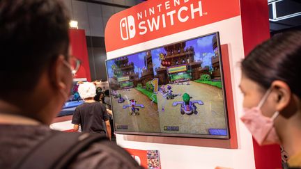 Les visiteurs jouent à "Mario Kart 8 Deluxe" sur la console Nintendo Switch. au Thailand Game Show 2022, plus grande exposition de jeux en Thaïlande, en octobre 2022 (SOPA IMAGES/SIPA / SIPA)