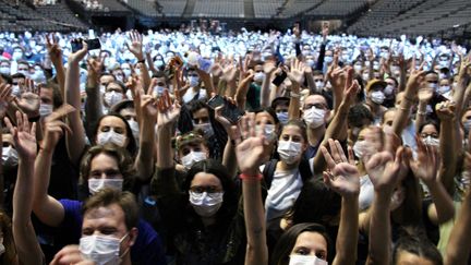 Le public masqué mais euphorique à l’AccorHotels Arena de Bercy pour le "concert test" d'Indochine, organisé avec l'AP-HP, le 29 mai 2021. (CLAIRE LEYS / RADIO FRANCE)