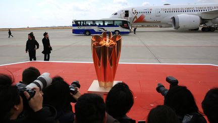 La flamme olympique arrive à Tokyo, le 20 mars 2020. (KANAME MUTO / YOMIURI / AFP)