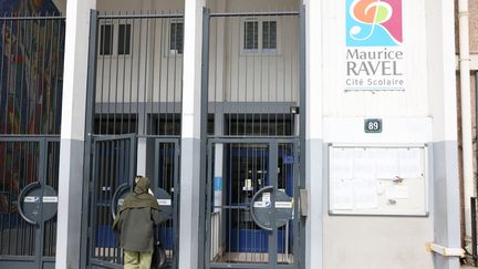 The entrance to the Maurice Ravel high school in Paris, in the 20th arrondissement, on March 27, 2024. (LP / OLIVIER LEJEUNE / MAXPPP)