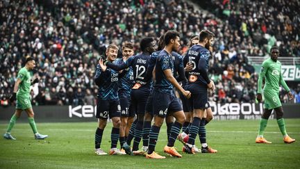 Les Marseillais célébrant leur deuxième but face à Saint-Etienne, le 3 avril 2022 à Geoffroy-Guichard. (JEFF PACHOUD / AFP)