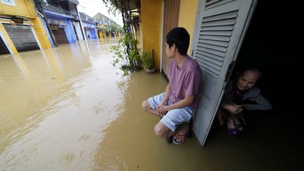 Cette photo prise le 6 novembre 2017 montre les crues touchant les habitants de Hoi An, au centre du Vietnam, après le passage du typhon Damrey.&nbsp; (STR / AFP)