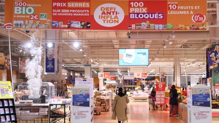 Un supermarché Carrefour durant une opération anti-inflation, en mars 2023. (THOMAS SAMSON / AFP)