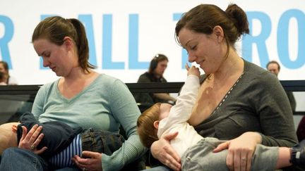 Musée Hirshhorn (Washington), 12 février 2011. Femmes allaitant leur bébé dans le musée pour protester contre l'expulsion d'une mère allaitant au sein par des gardiens du musée. ( AFP PHOTO/Nicholas KAMM)