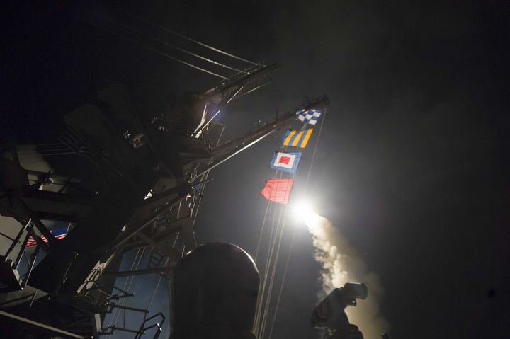 Un missile Tomahawk est tiré depuis le destroyer USS Ross, en mer Méditerranée, le 6 avril 2017. (PENTAGON/HANDOUT / ANADOLU AGENCY / AFP)