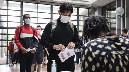 Des lycéens font la queue pour obtenir des masques, dans un lycée de Nice (Alpes-Maritimes), le 8 juin 2020.&nbsp; (ARIE BOTBOL / HANS LUCAS / AFP)