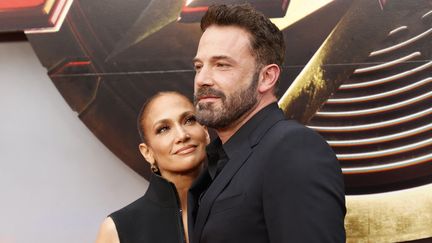 Jennifer Lopez et Ben Affleck à Hollywood, en Californie, le 12 juin 2023. (MICHAEL TRAN / AFP)