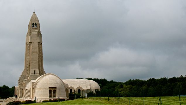 &nbsp; (L'ossuaire de Douaumont devant lequel les coureurs sont passés © RF/BS)