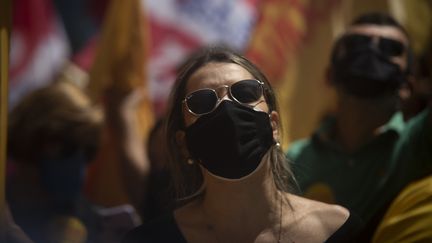Une manifestante contre le gouvernement du président Jair Bolsonaro, à Rio de Janeiro (Brésil), le 2 octobre 2021.&nbsp; (FABIO TEIXEIRA / ANADOLU AGENCY / AFP)