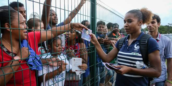 La joueuse de l'équipe de France Laura Georges signe des autographes avant le match France-Brésil, le 11 juin 2014.