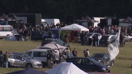 20 000 festivaliers ont pris leurs quartiers à Villegongis (Indre) pour une gigantesque rave party non autorisée. D’autres amateurs de techno devraient affluer dans les prochaines heures. 270 gendarmes sont mobilisés pour ce rassemblement qui représente toujours un défi en termes de dispositif de sécurité. (franceinfo)