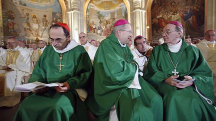 Le cardinal Philippe Barbarin, le cardinal André Vingt-Trois et l'évêque de Lourdes Jacques Perrier, lors de la Conférence des évêques de France, à Lourdes, le 4 novembre 2007. (ERIC CABANIS / AFP)